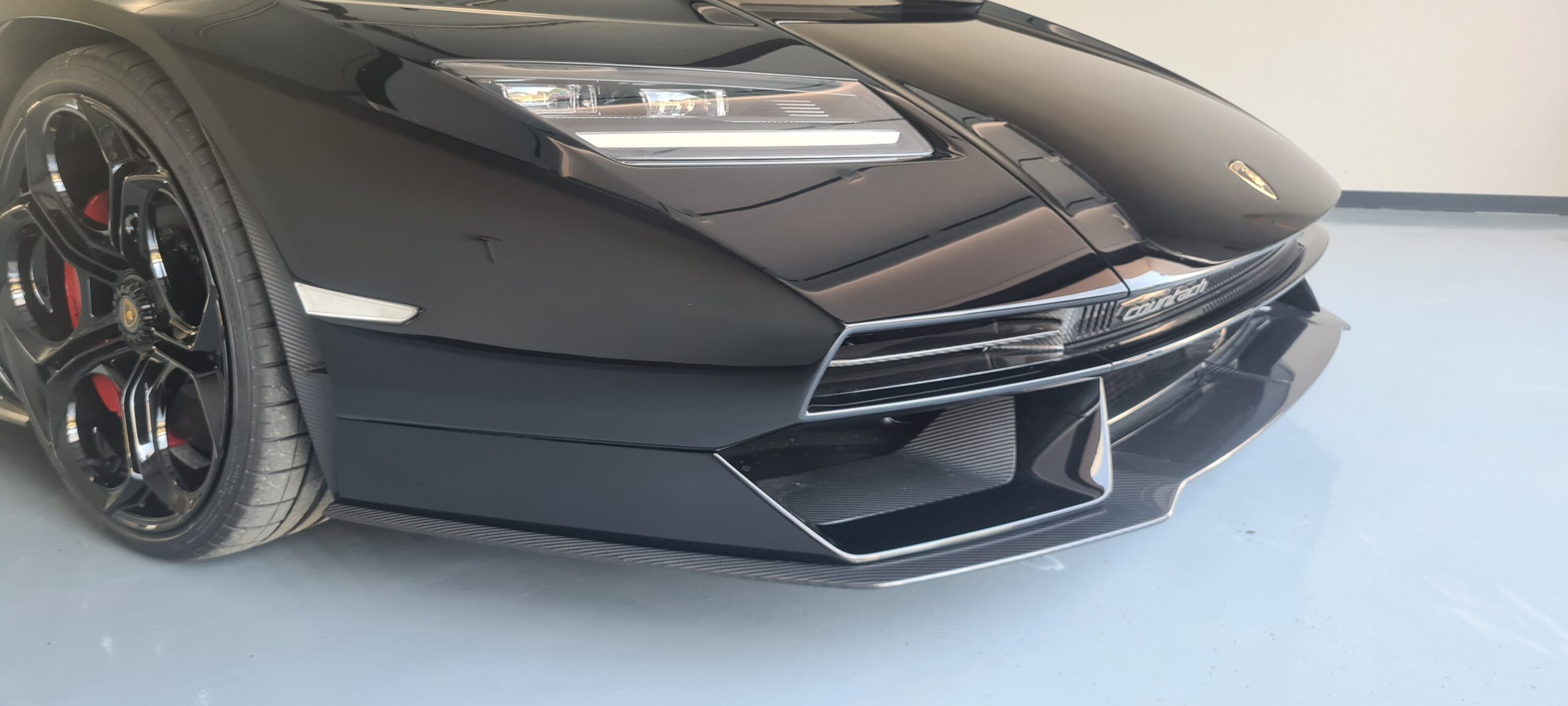 LAMBORGHINI COUNTACH 2023 Ferrari rouge jante alu noire