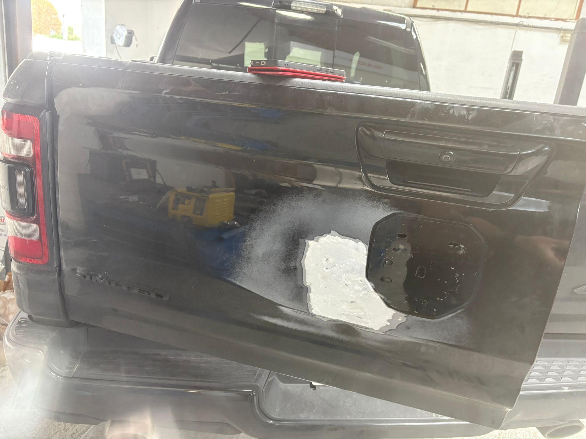 petite carrosserie peinture en cabine noir métalisé